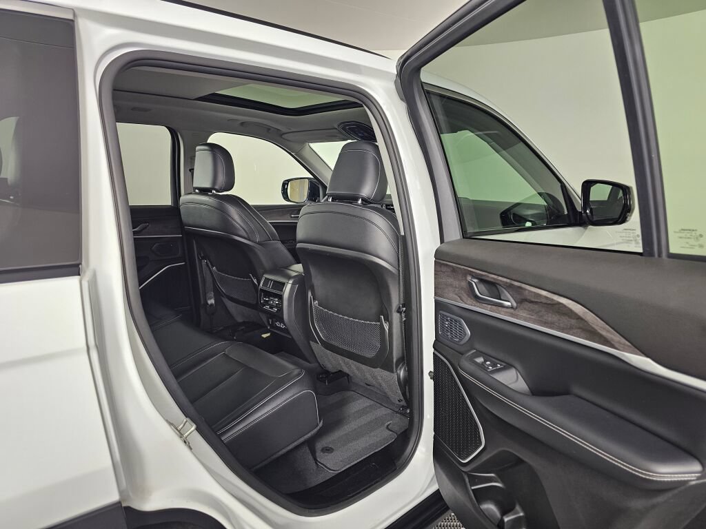 Used 2023 Jeep Grand Cherokee 4WD 4xe image 35