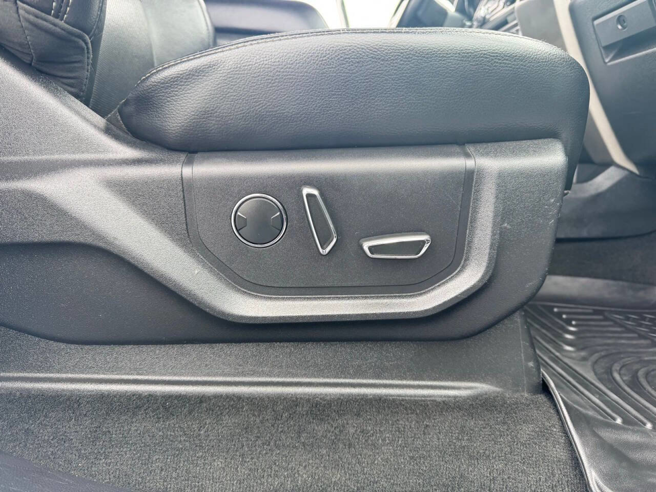 Used 2017 Ford F250 Lariat w/ FX4 Off-Road Package image 36