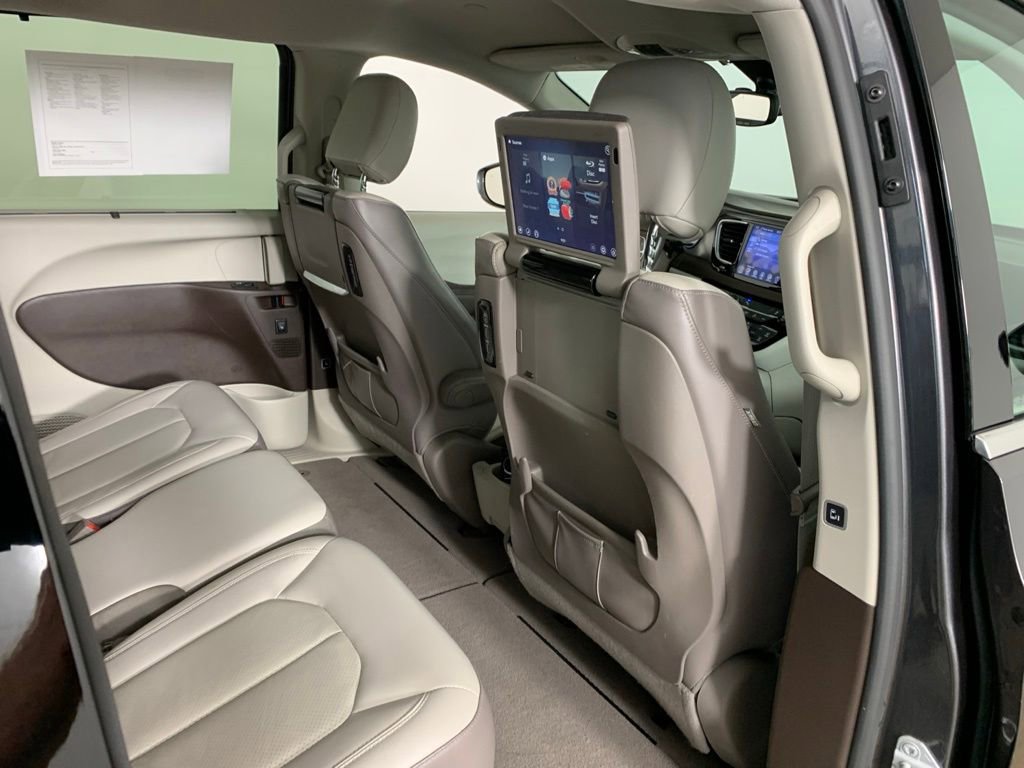 Used 2017 Chrysler Pacifica Touring-L Plus FWD image 39
