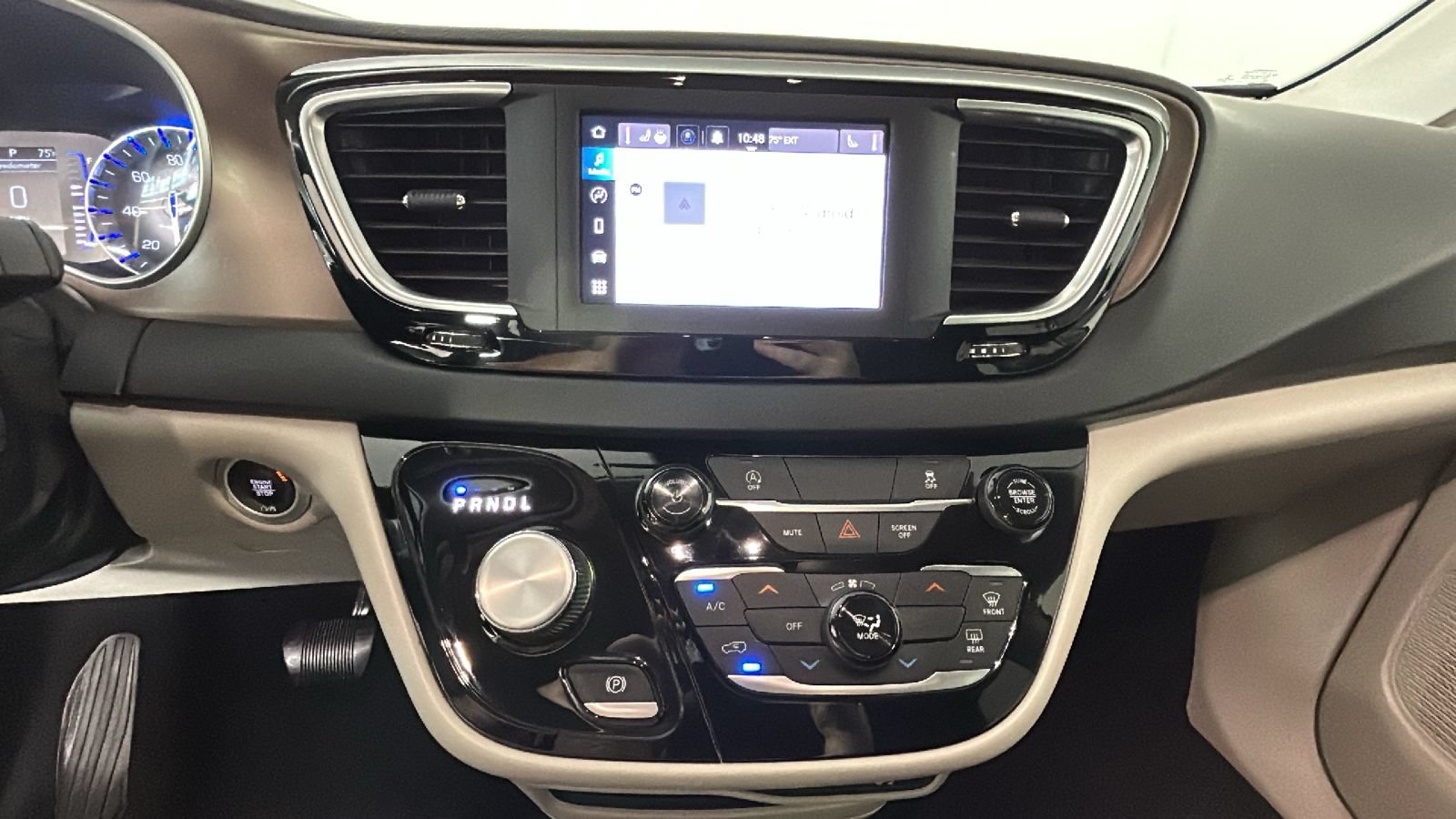 Used 2022 Chrysler Voyager LX FWD image 27
