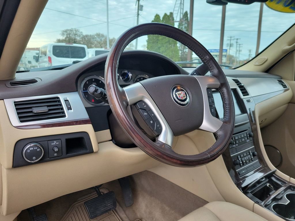 Used 2011 Cadillac Escalade Luxury AWD/4WD image 23