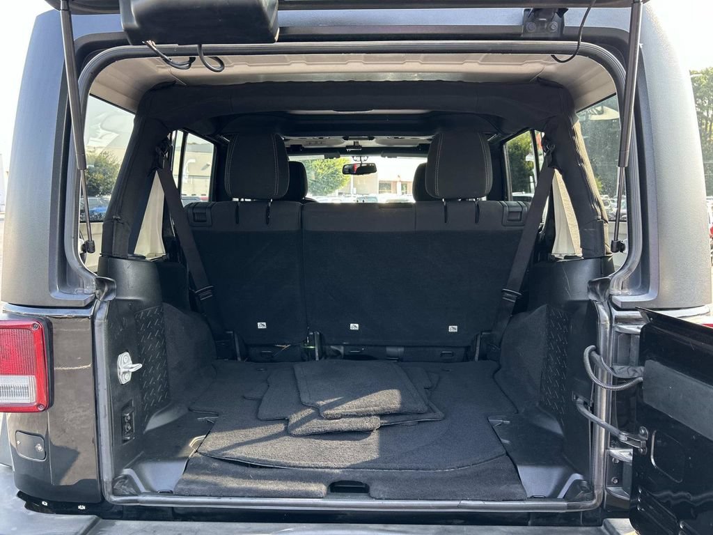 Used 2018 Jeep Wrangler Unlimited Rubicon w/ Connectivity Group AWD/4WD image 11