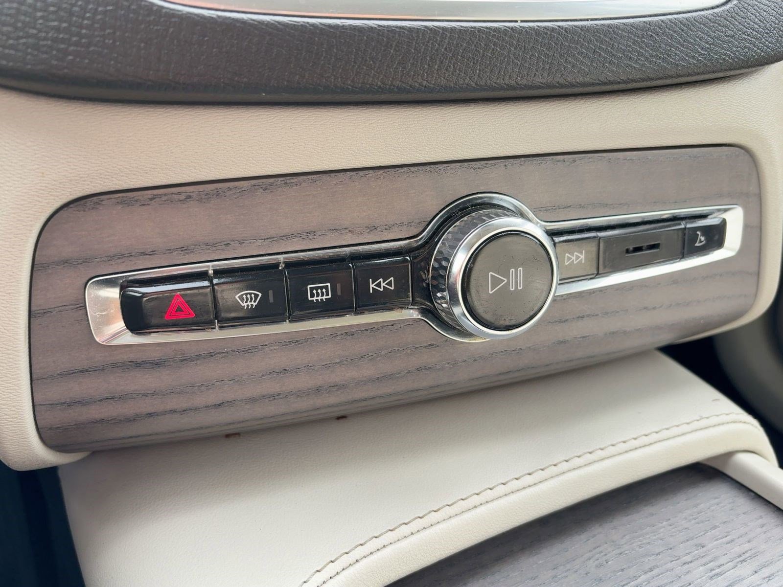 Certified 2023 Volvo XC90 B6 Plus w/ Protection Package image 17