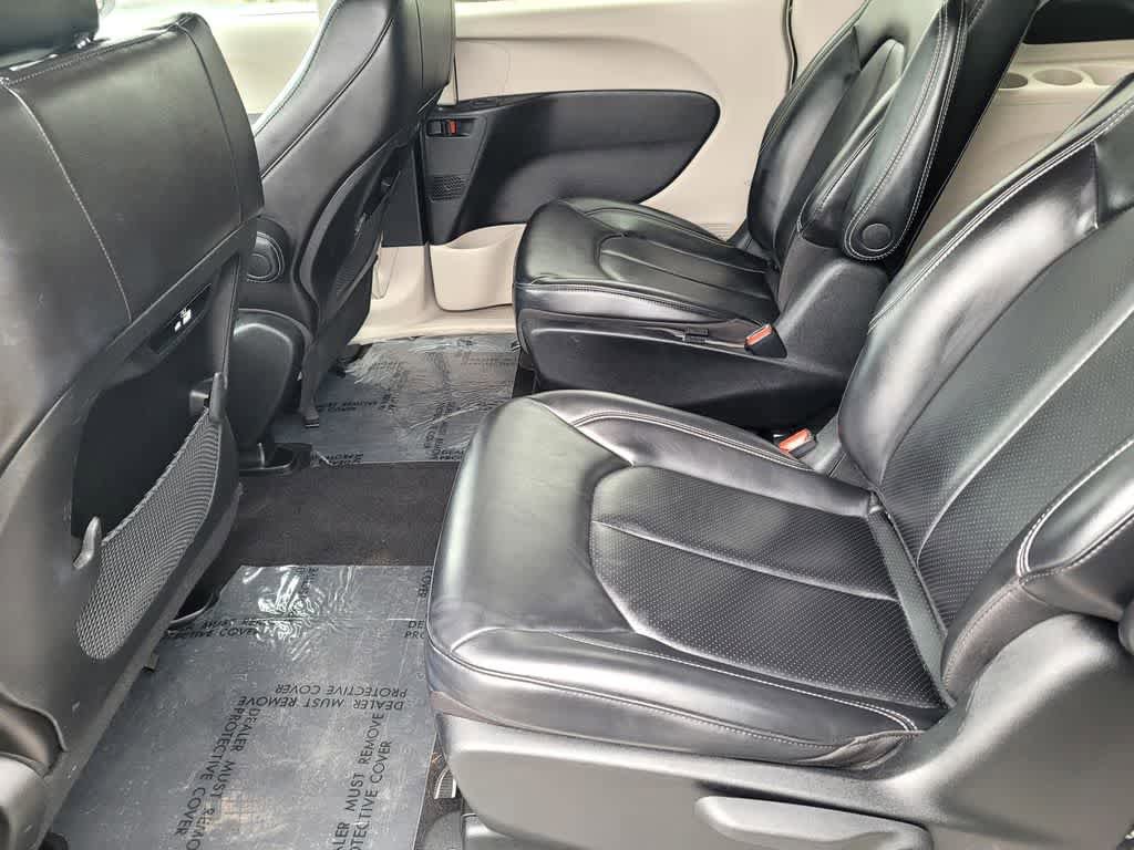 Used 2023 Chrysler Pacifica Touring-L FWD image 12