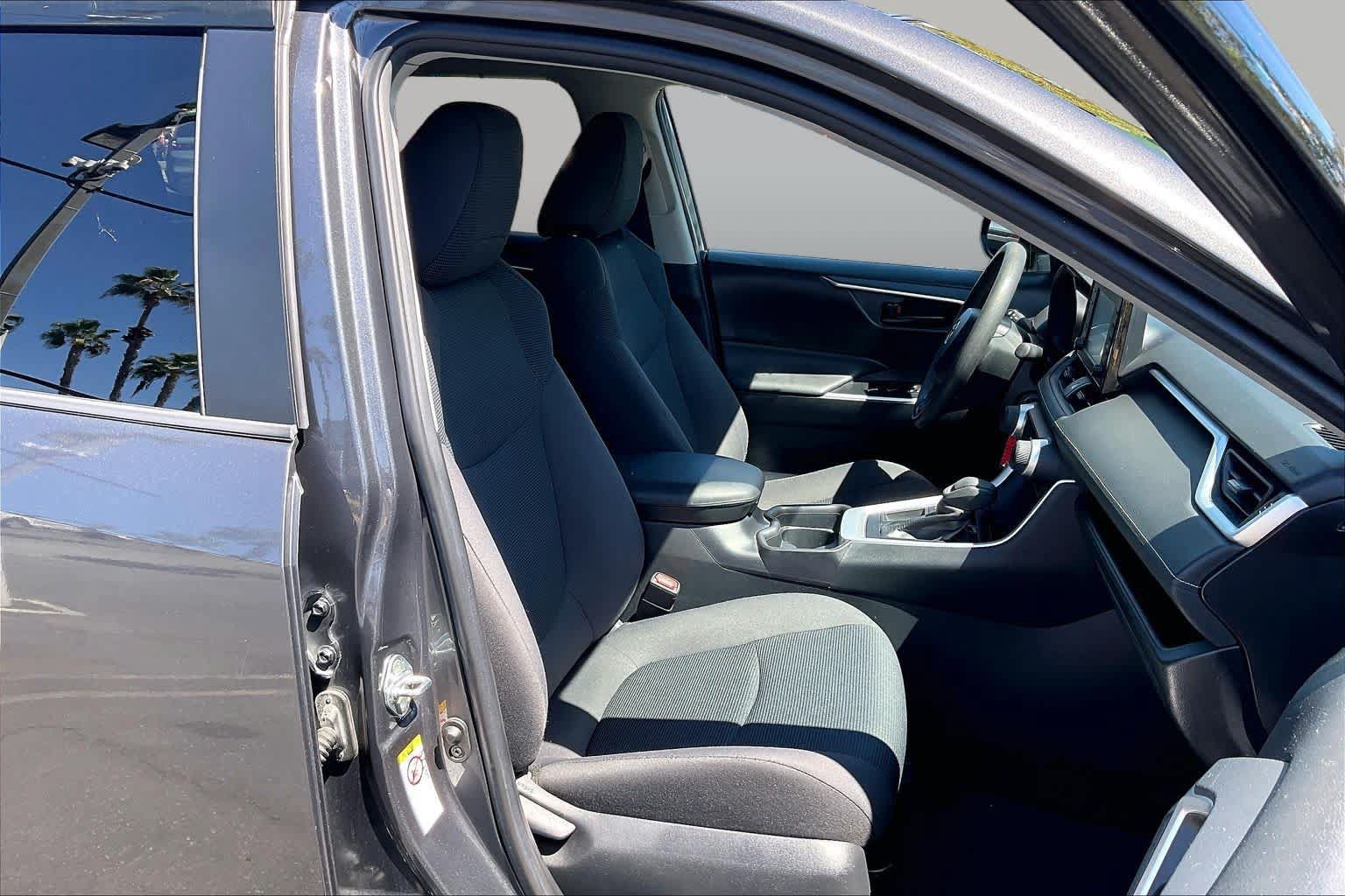 Used 2019 Toyota RAV4 LE w/ Carpet Mat Package FWD image 8