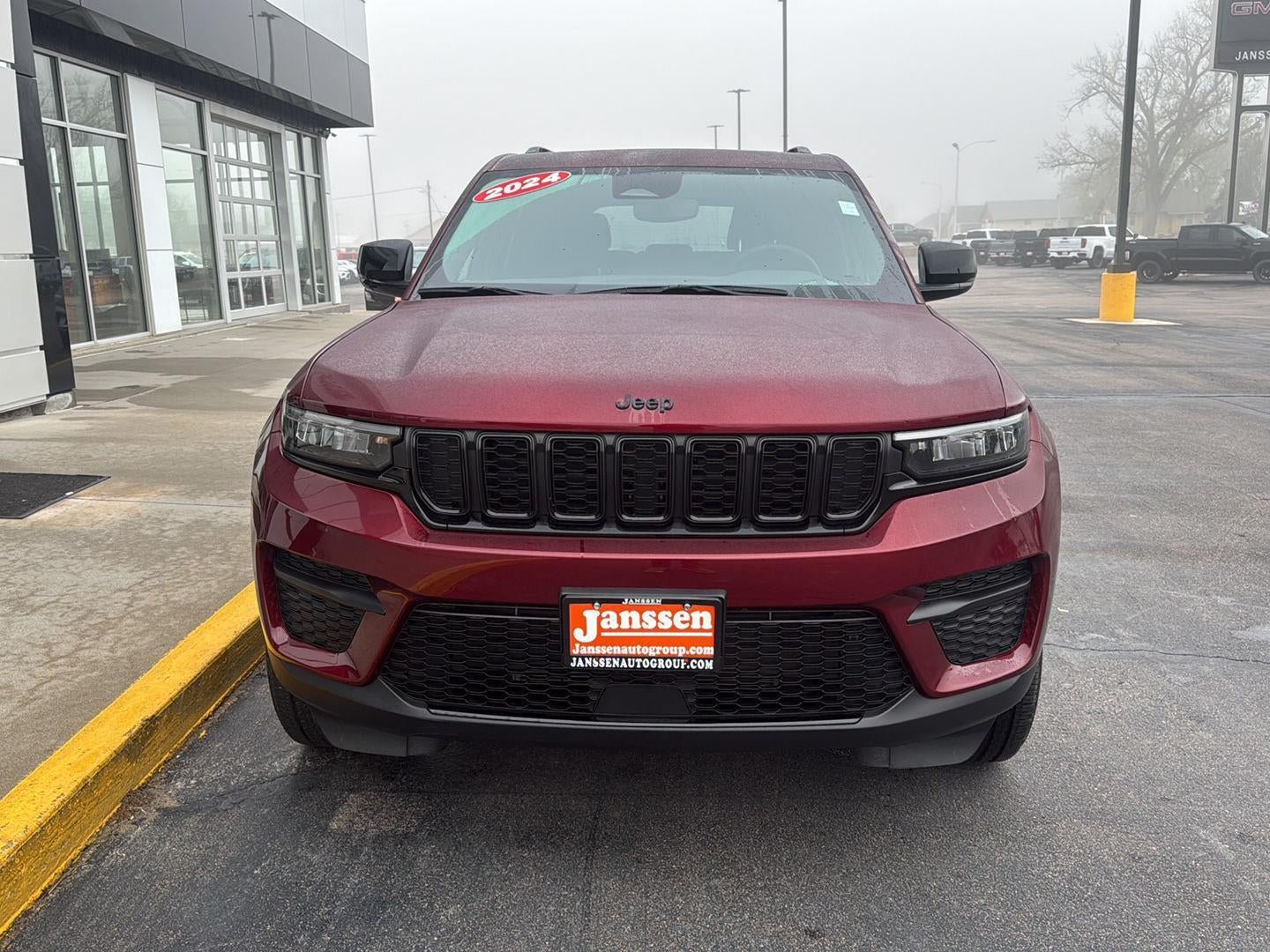 Used 2024 Jeep Grand Cherokee Altitude AWD/4WD image 9