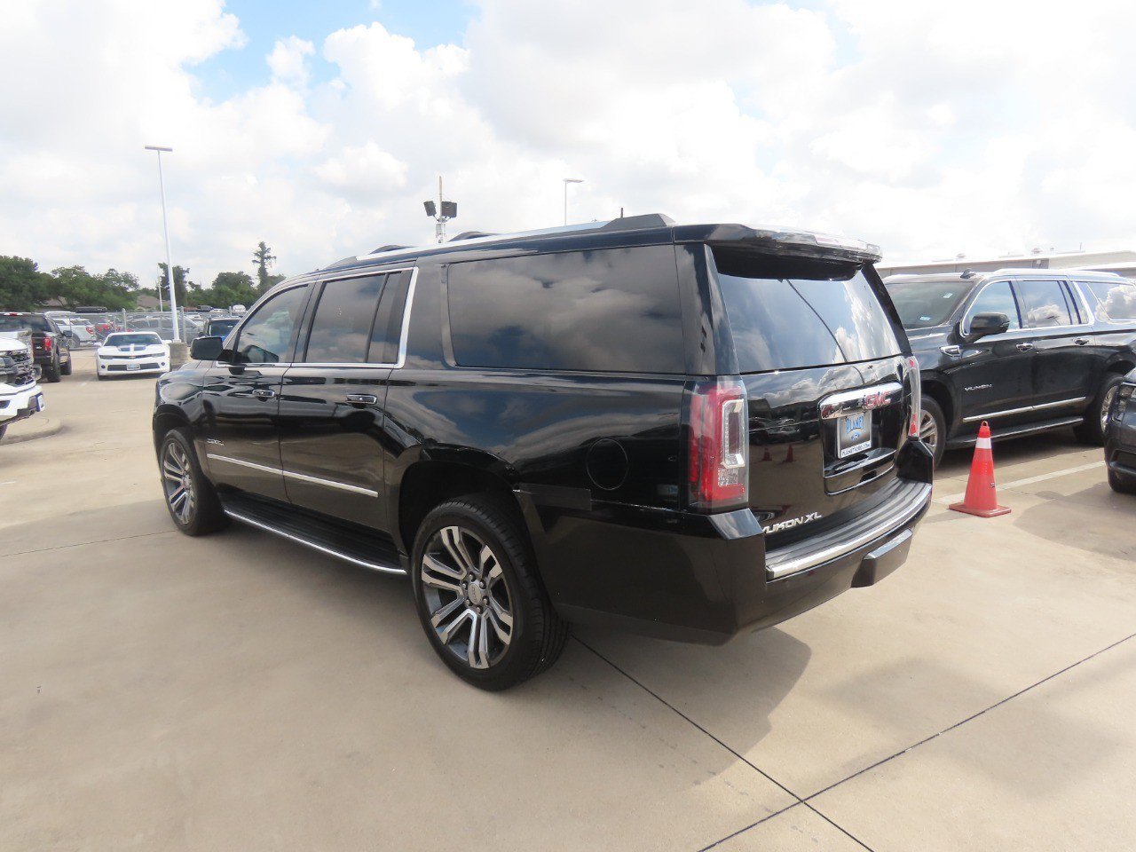 Used 2017 GMC Yukon XL Denali w/ Open Road Package AWD/4WD image 17