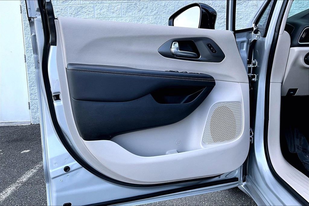 Used 2024 Chrysler Pacifica Touring-L FWD image 26