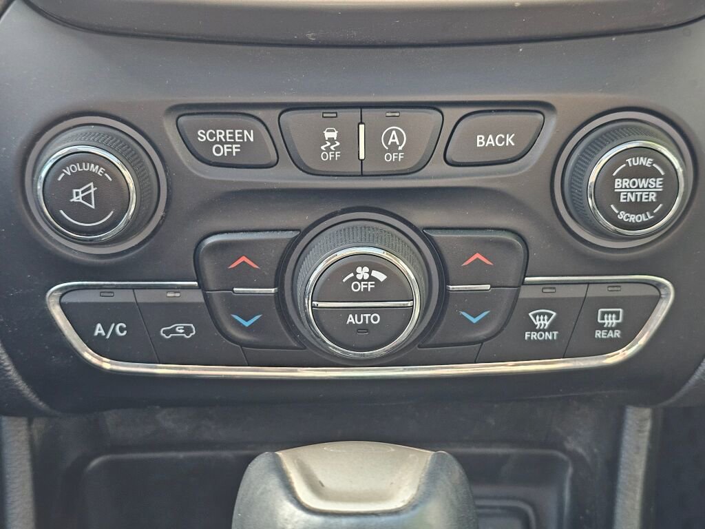 Used 2016 Jeep Cherokee Latitude w/ North All-Season Group image 28