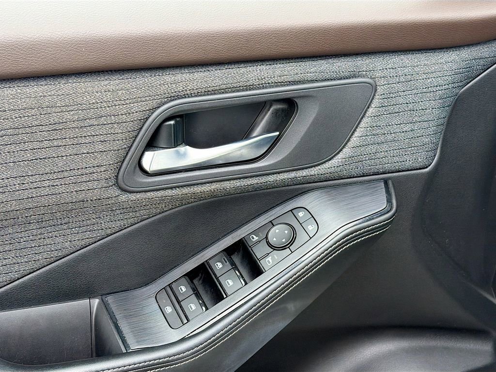 Used 2021 Nissan Rogue SV image 17