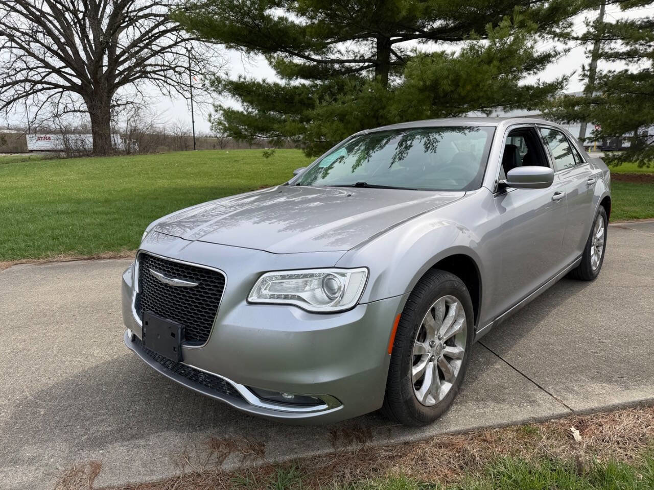 Used 2015 Chrysler 300 Limited w/ Driver Convenience Group image 1
