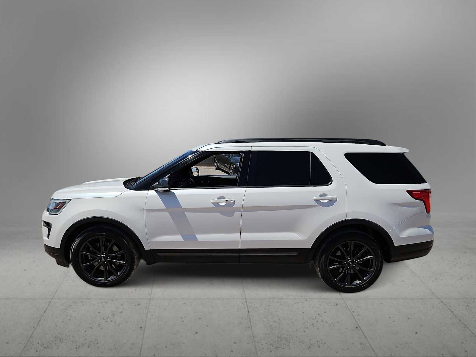 Used 2018 Ford Explorer XLT w/ Equipment Group 202A FWD image 5