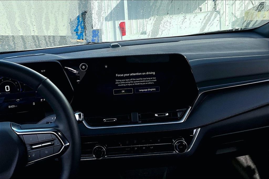 Used 2025 Chevrolet Equinox LT w/ Safety and Technology Package image 9