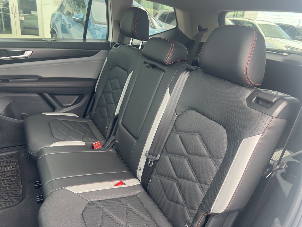 Used 2025 Volkswagen Atlas Peak Edition SE image 18
