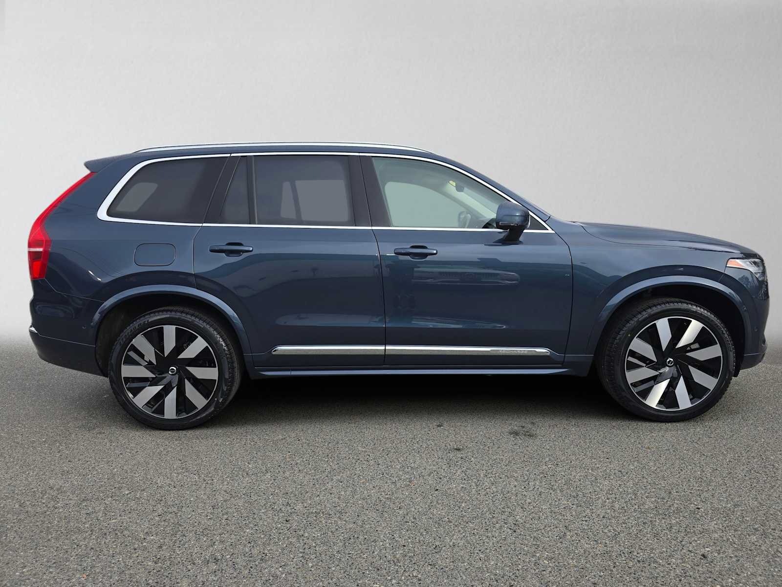Certified 2023 Volvo XC90 T8 Ultimate w/ Protection Package Premier AWD/4WD image 3