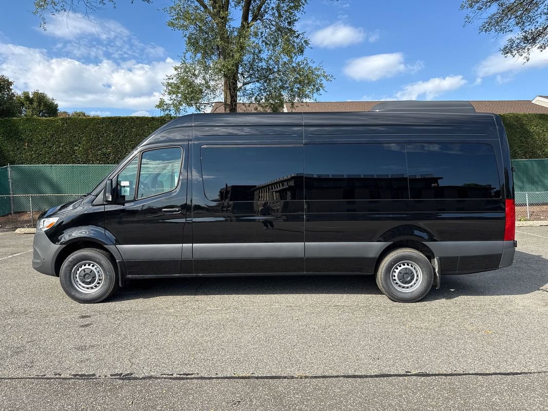 Used 2025 Mercedes-Benz Sprinter 2500 image 4