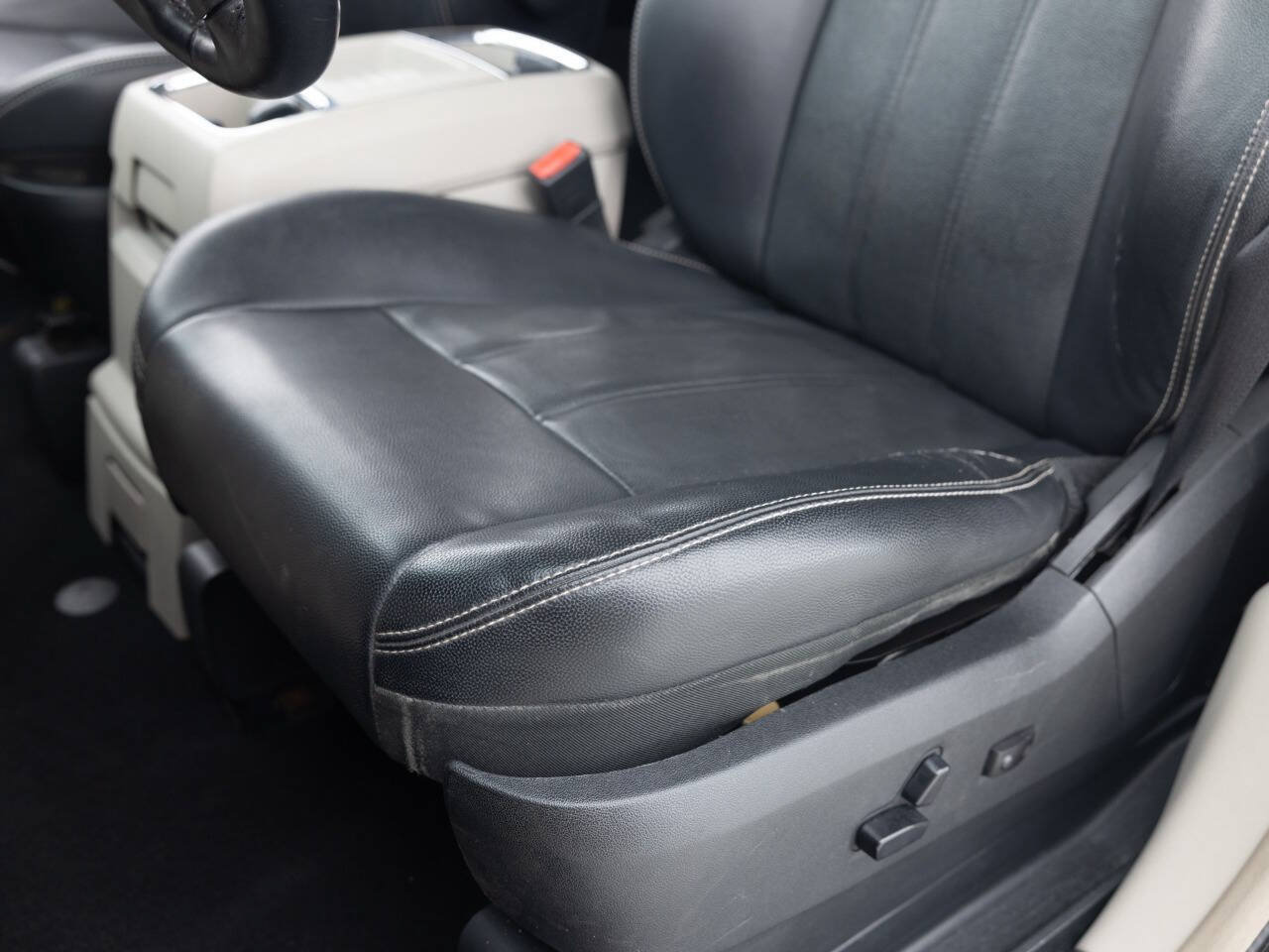 Used 2013 Chrysler Town & Country Touring FWD image 23