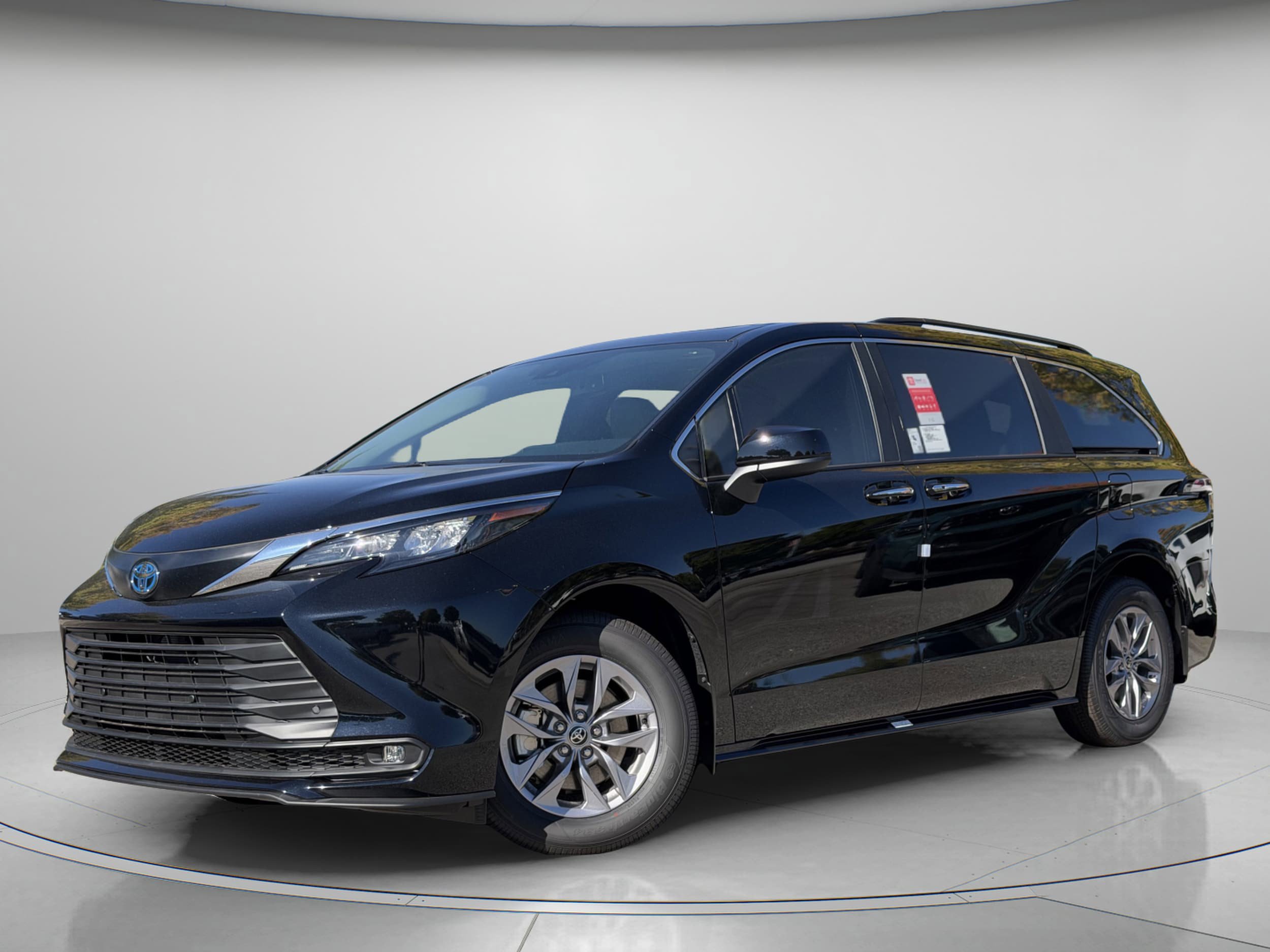 Certified 2025 Toyota Sienna XLE FWD image 2