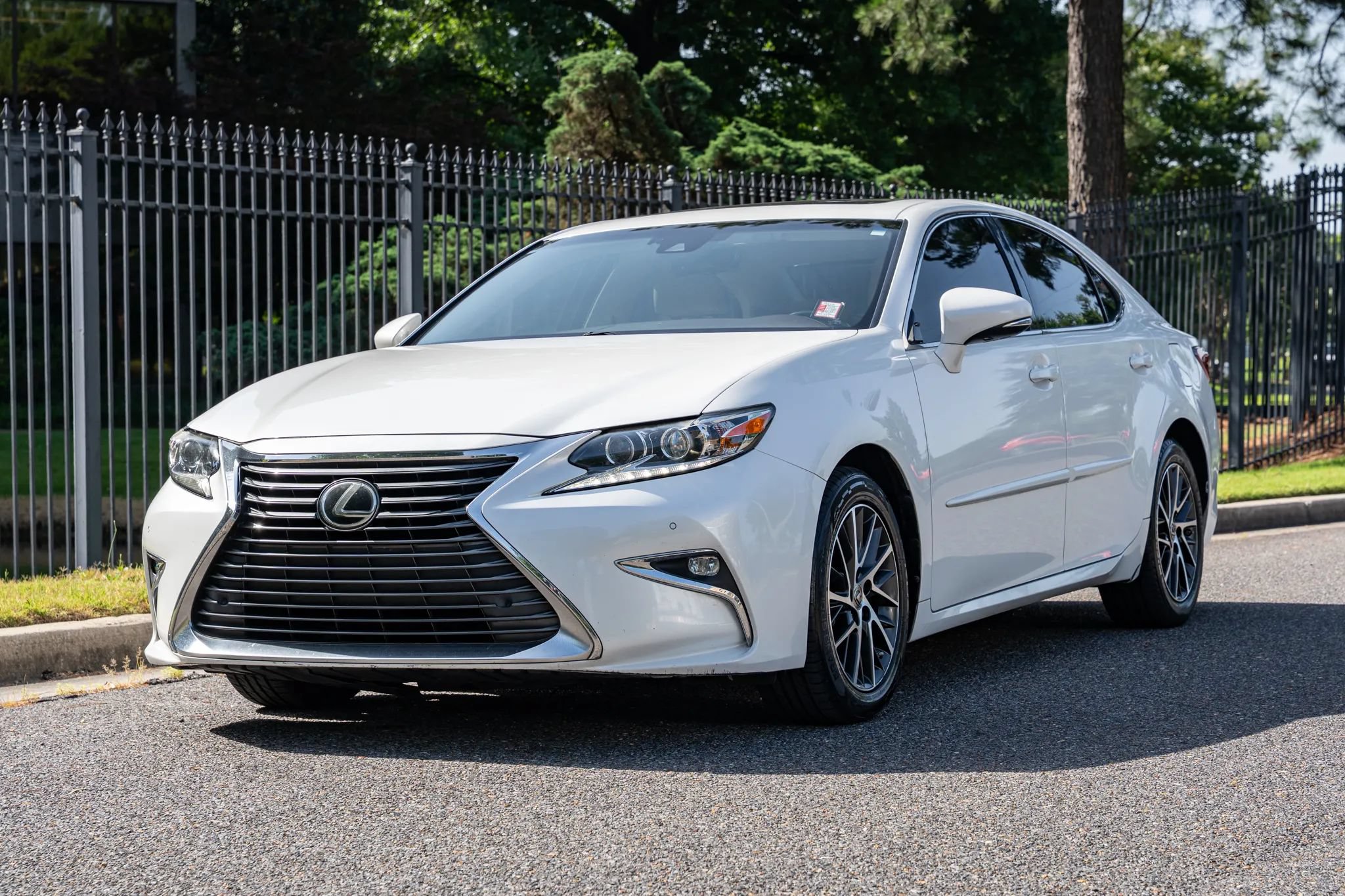 Used 2017 Lexus ES 350 w/ Luxury Package FWD image 2