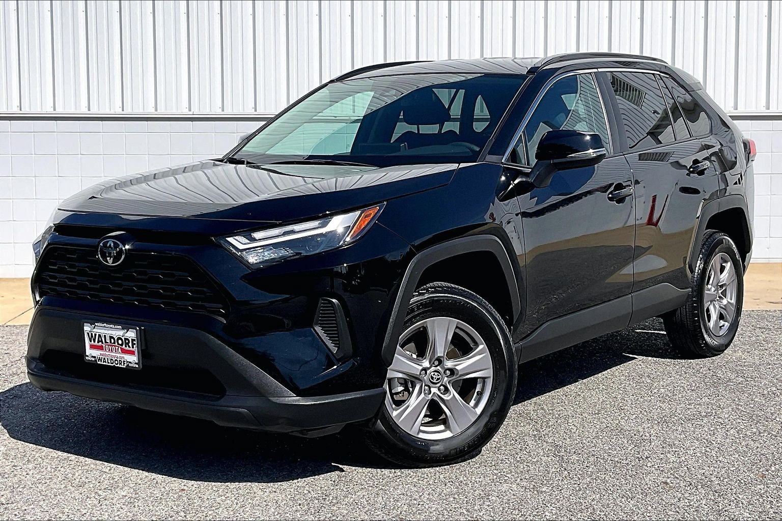 Used 2025 Toyota RAV4 XLE AWD/4WD image 2