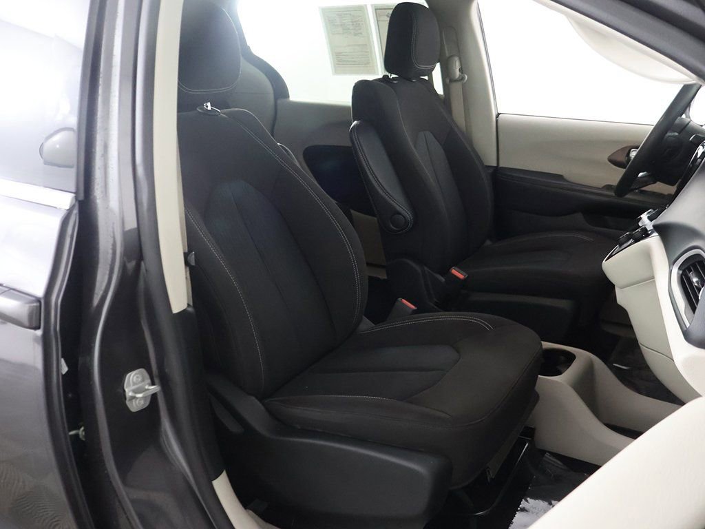 Used 2023 Chrysler Voyager LX image 25