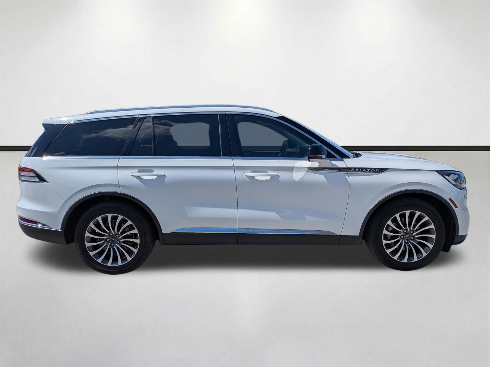 Used 2023 Lincoln Aviator 2WD w/ Premium Package image 3