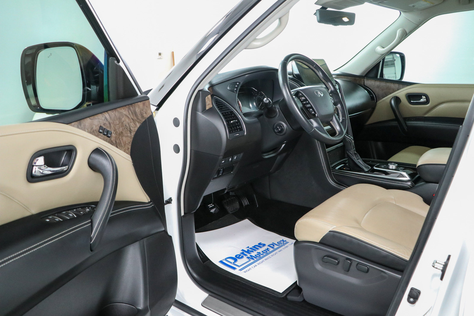 Used 2023 INFINITI QX80 Premium Select w/ Cargo Package RWD image 3