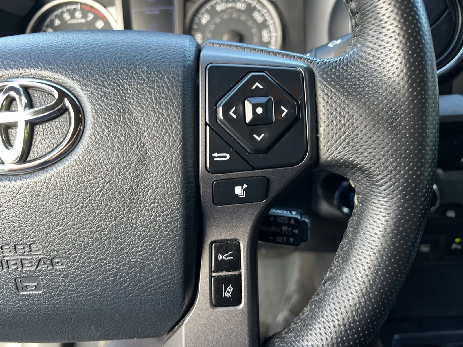 Used 2020 Toyota Tacoma TRD Off-Road w/ Technology Package AWD/4WD image 32