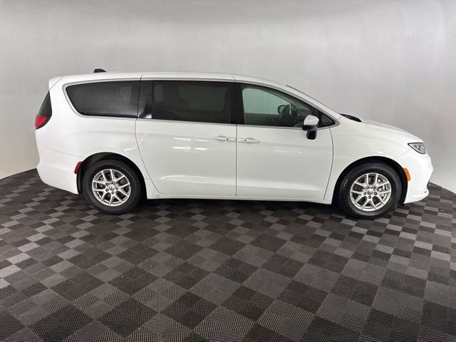Used 2023 Chrysler Pacifica Touring-L FWD image 4