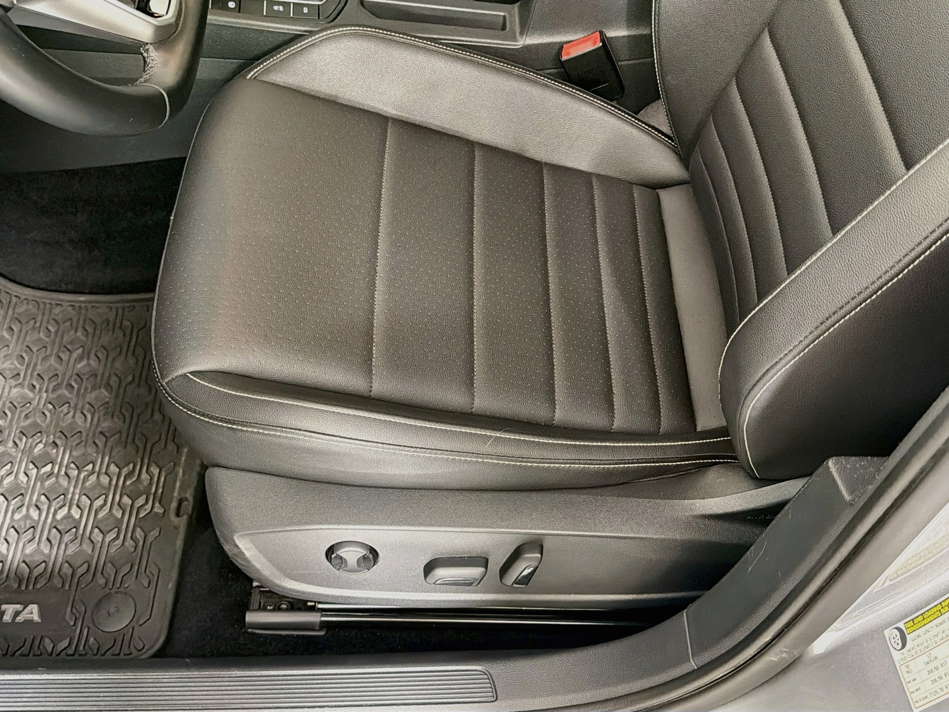 Certified 2023 Volkswagen Jetta SE FWD image 16