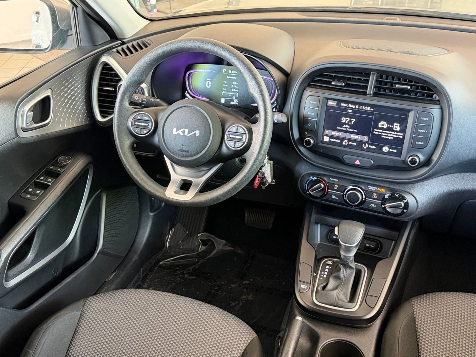 Used 2025 Kia Soul LX w/ LX Technology Package FWD image 32