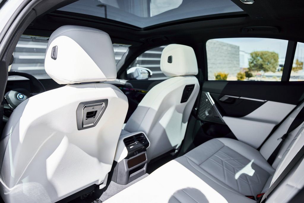 Used 2026 BMW 550e xDrive image 36