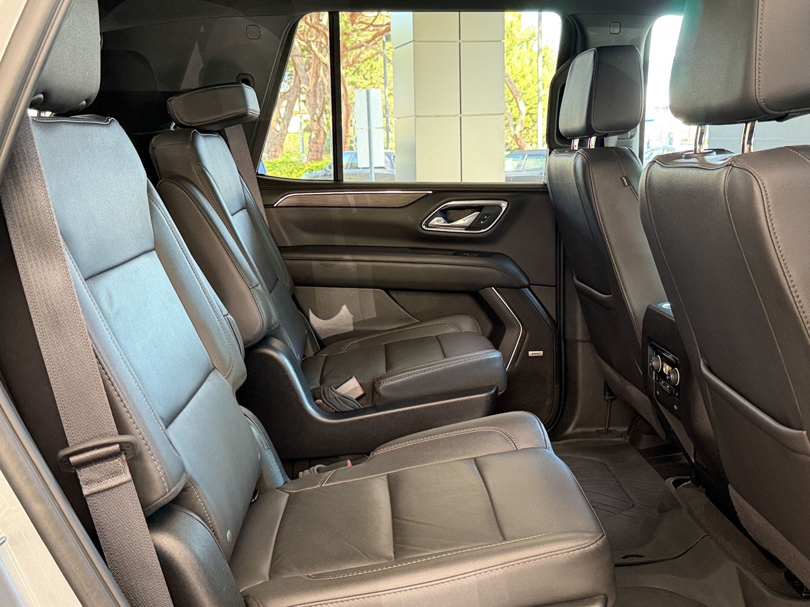 Used 2024 Chevrolet Tahoe Z71 w/ Luxury Package AWD/4WD image 31