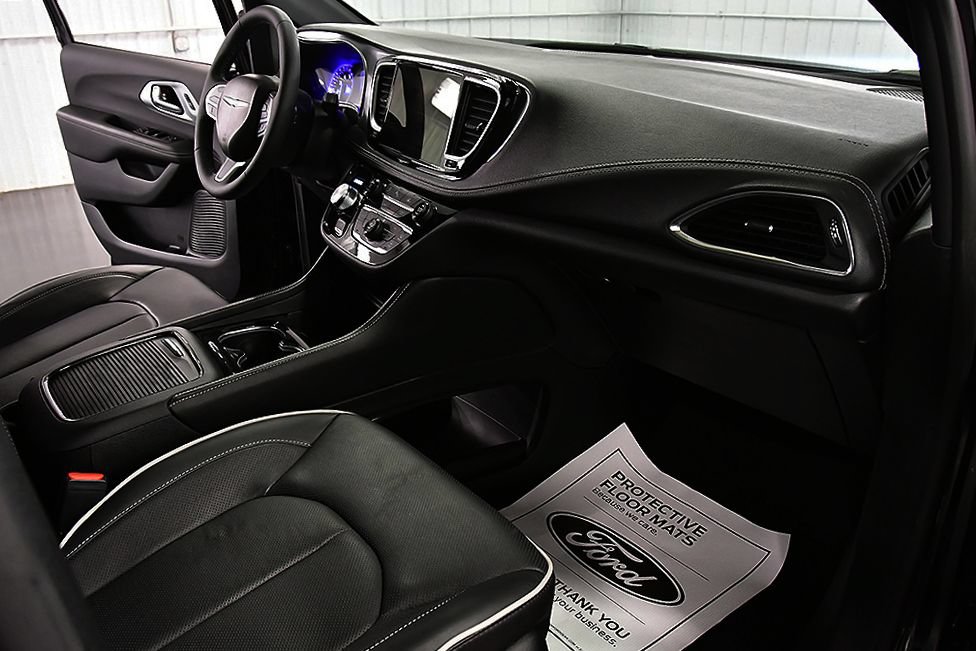 Used 2026 Chrysler Pacifica Limited FWD image 27