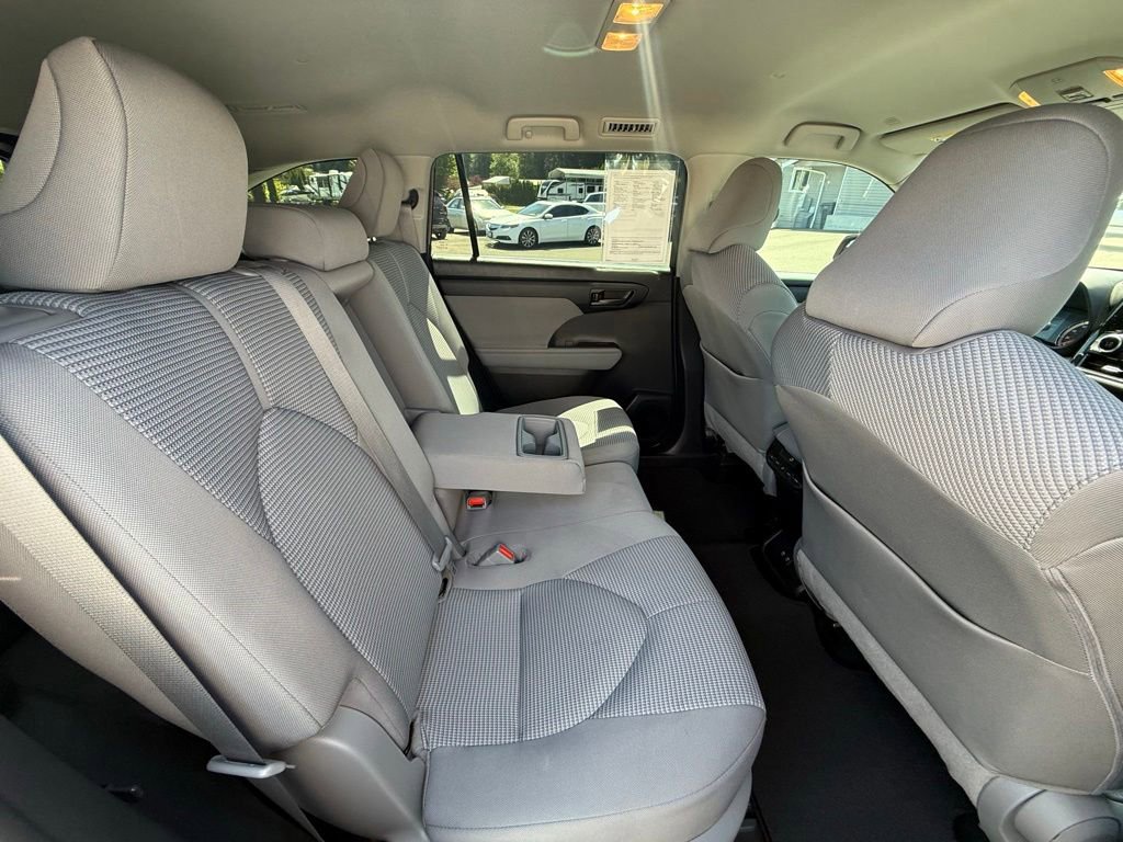 Used 2021 Toyota Highlander LE AWD/4WD image 17