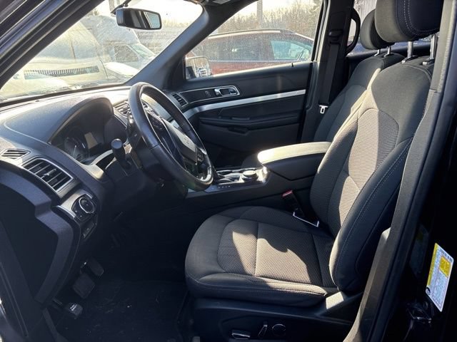 Used 2017 Ford Explorer XLT w/ XLT Technology Feature Bundle AWD/4WD image 7