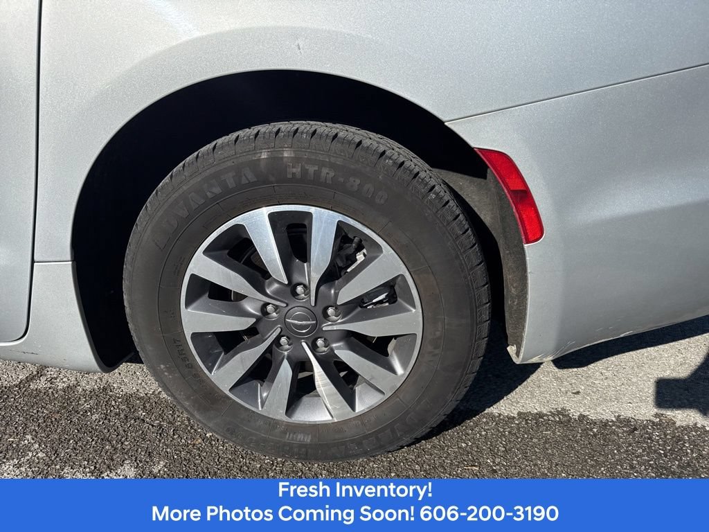 Used 2022 Chrysler Pacifica Touring-L FWD image 9