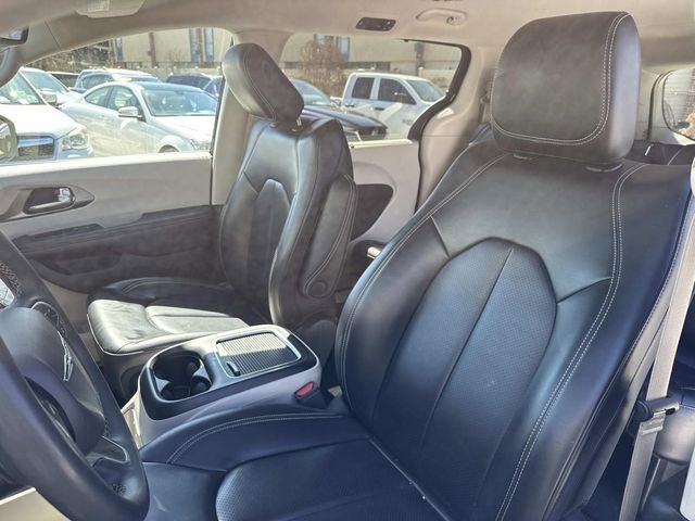 Used 2023 Chrysler Pacifica Touring-L image 16