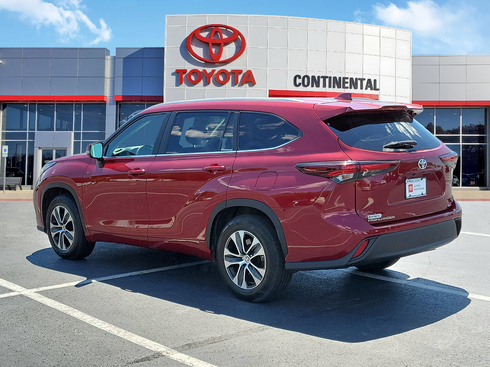 Certified 2025 Toyota Highlander XLE FWD image 4