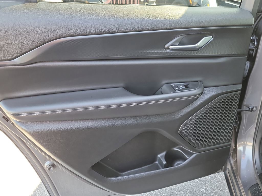 Used 2024 Jeep Grand Cherokee L Laredo RWD image 9