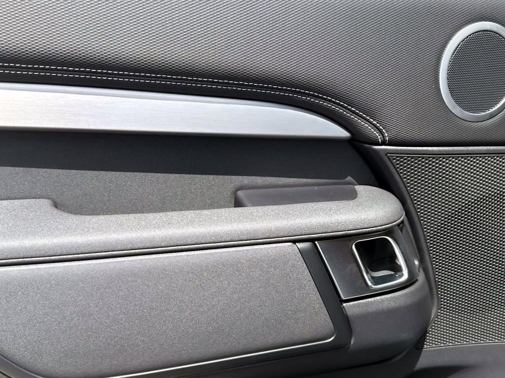 New 2025 Land Rover Discovery Dynamic SE image 11
