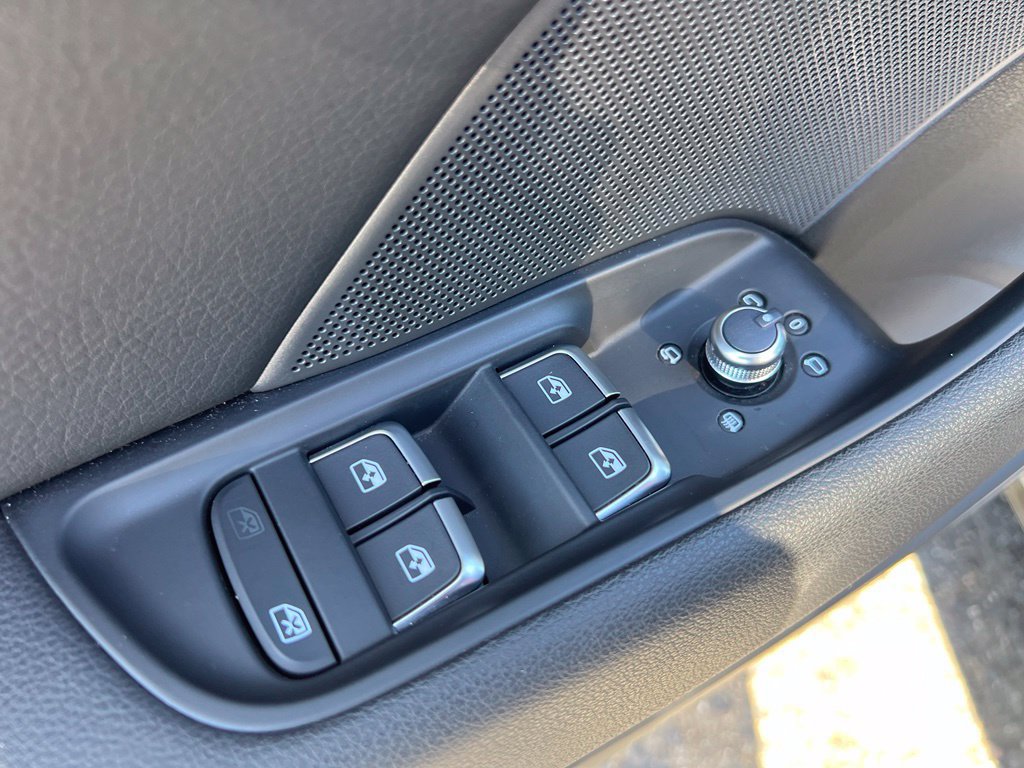 Used 2017 Audi A3 e-tron Prestige FWD image 40