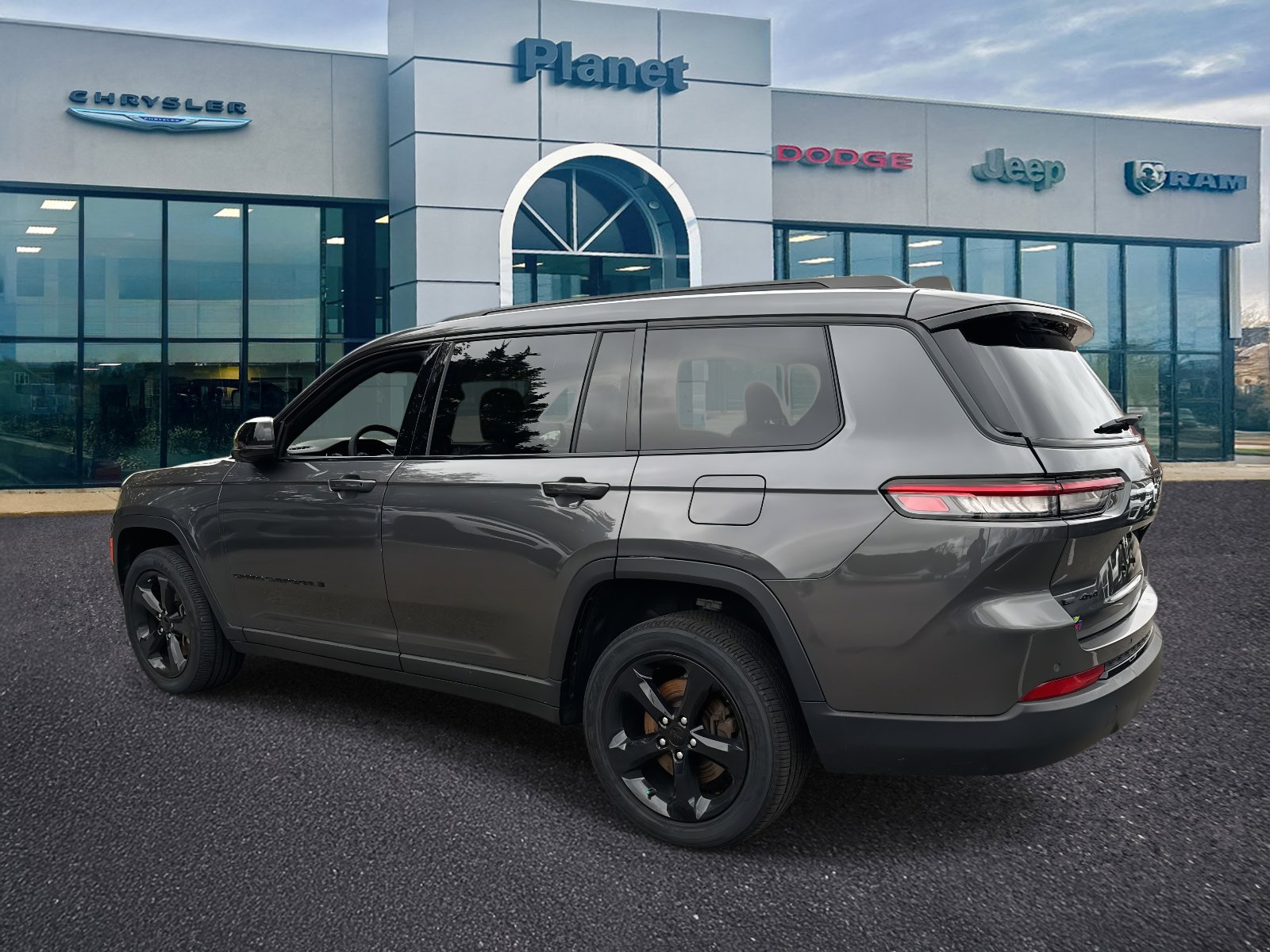 Used 2023 Jeep Grand Cherokee L Laredo image 3