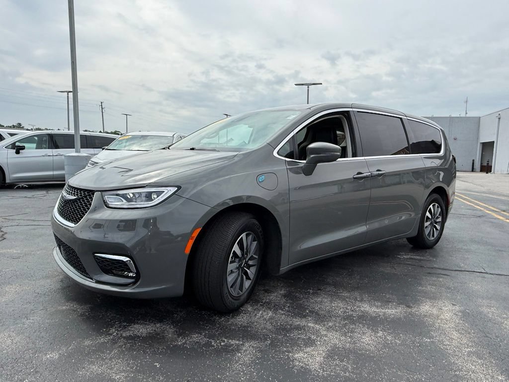 Used 2022 Chrysler Pacifica Touring-L FWD image 3