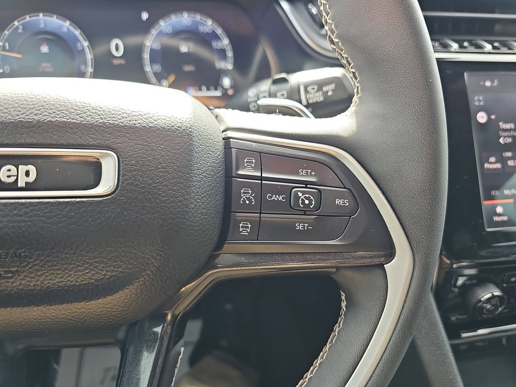 Used 2023 Jeep Grand Cherokee L Laredo image 23