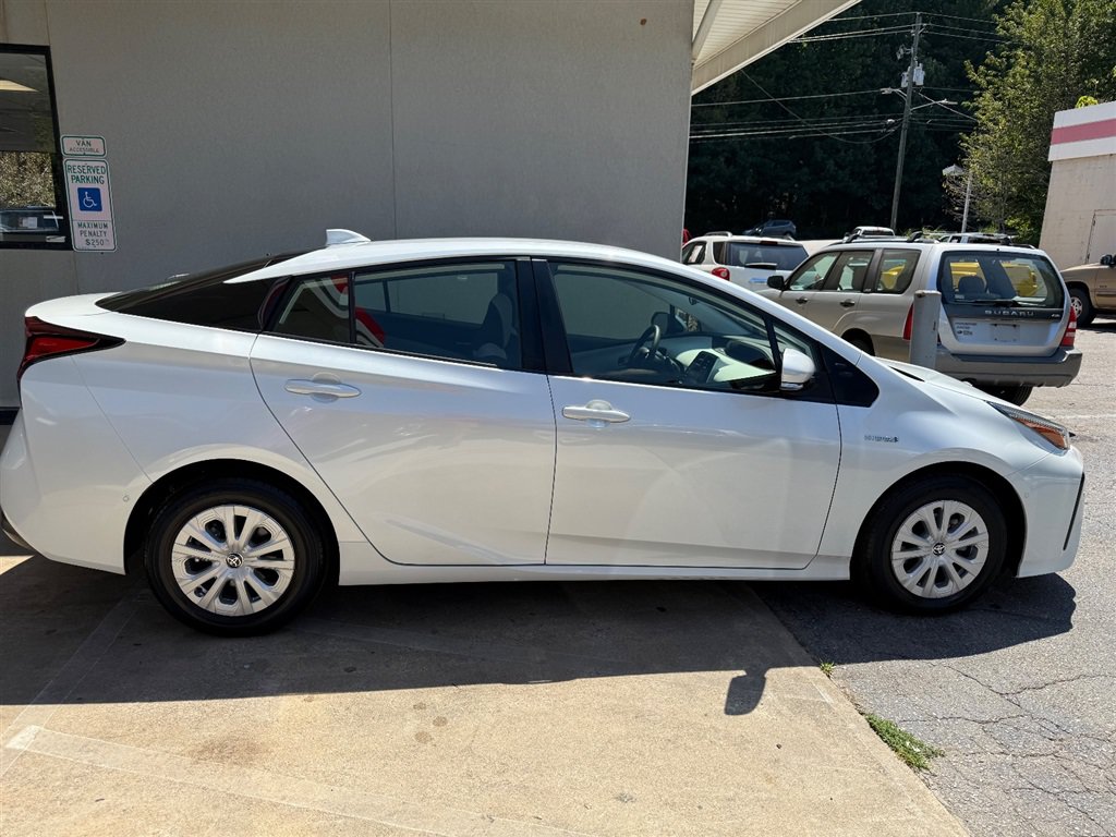 Used 2022 Toyota Prius LE FWD image 2