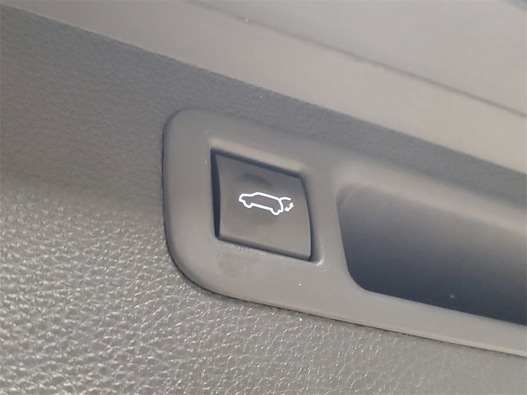 Certified 2023 Toyota Highlander XLE image 9