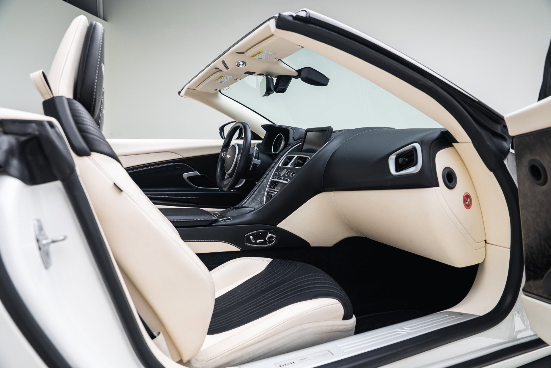 Used 2020 Aston Martin DB11 Volante image 34