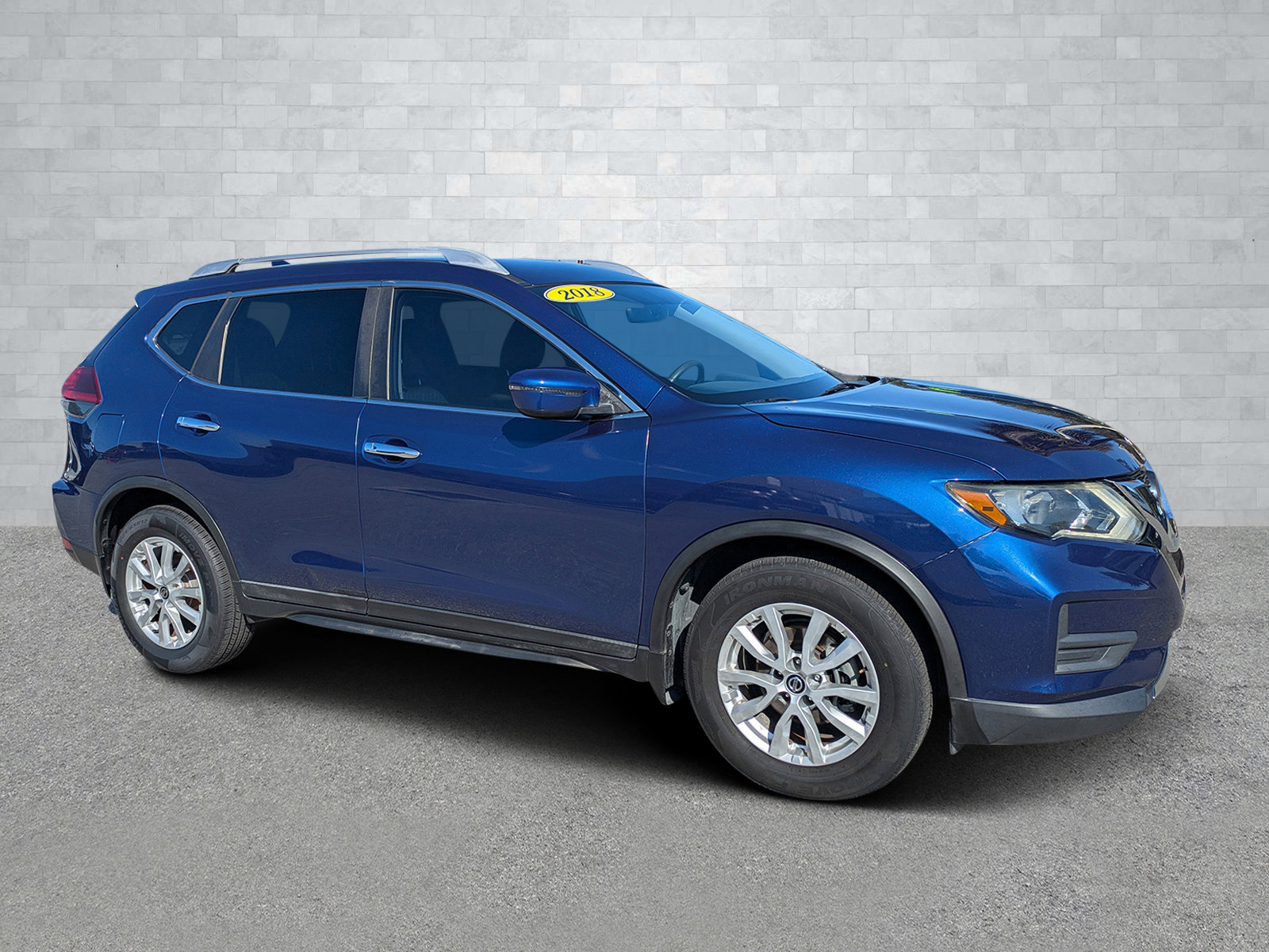 Used 2018 Nissan Rogue SV image 2