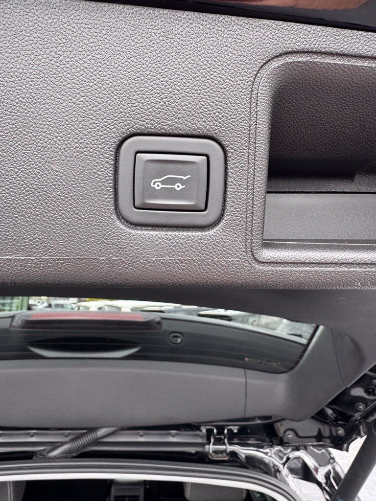 Used 2024 GMC Terrain SLE w/ Driver Convenience Package FWD image 14